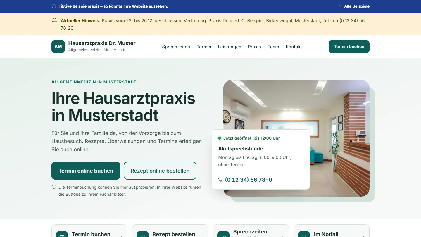 Startseite der fiktiven Beispielpraxis „Hausarztpraxis Dr. med. A. Muster“ am Computer.
