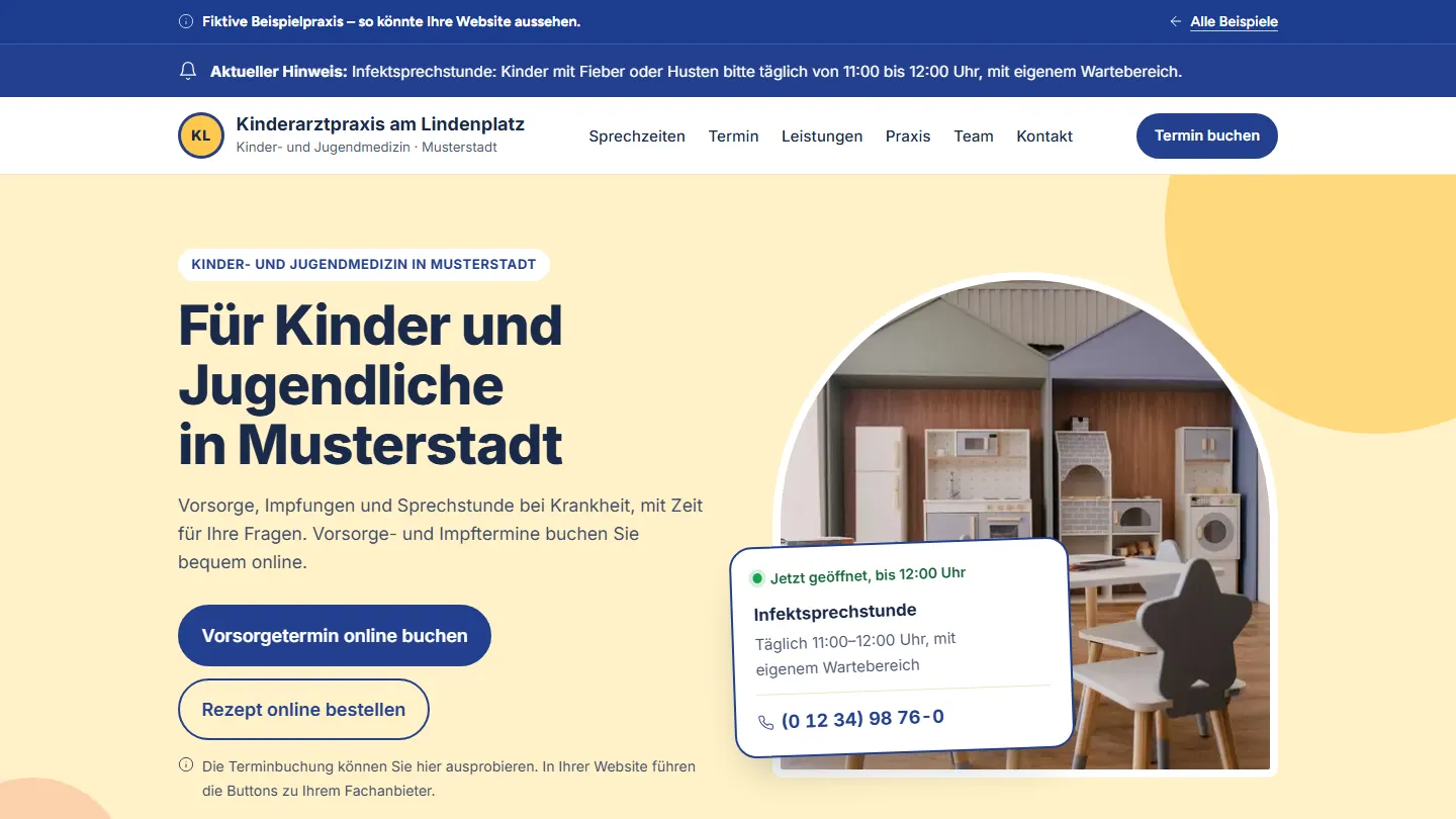 Startseite der fiktiven Beispielpraxis „Kinder- und Jugendarztpraxis am Lindenplatz“ am Computer.